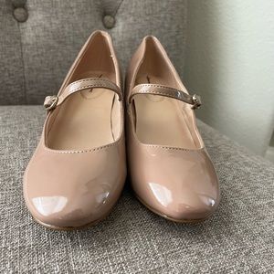 Bandolino Cariann Pump Patten Leather No Scuffs Size 6 In Color Warm Buff.